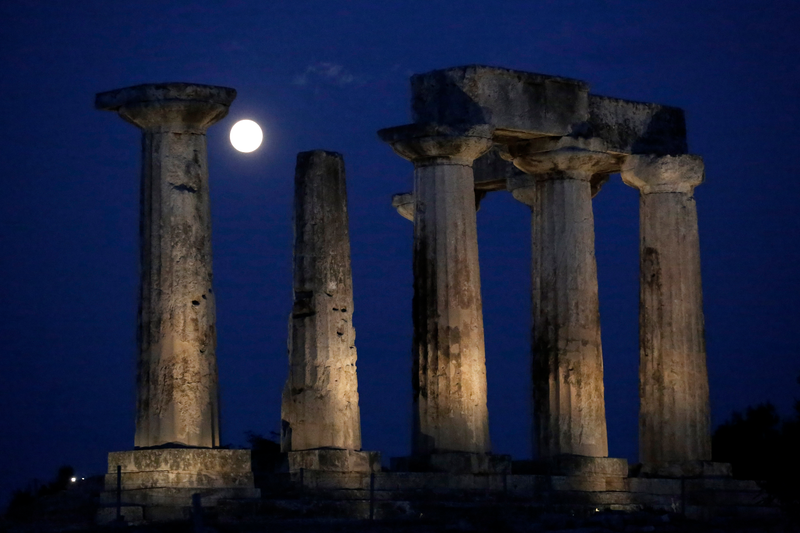 Illustration for article titled Las mejores fotos de la superluna de ayer